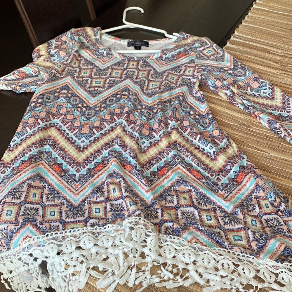 EUC 3/4 sleeve tunic with lace at bottom size M